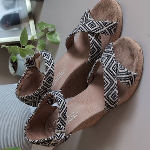 Toms black and white 7.5 strappy wedges